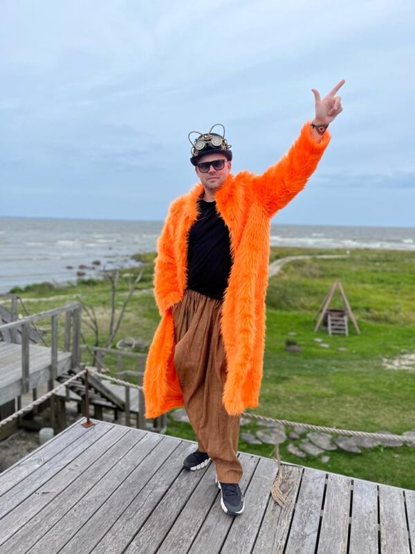 Festival, bunring man, oranž kasukas