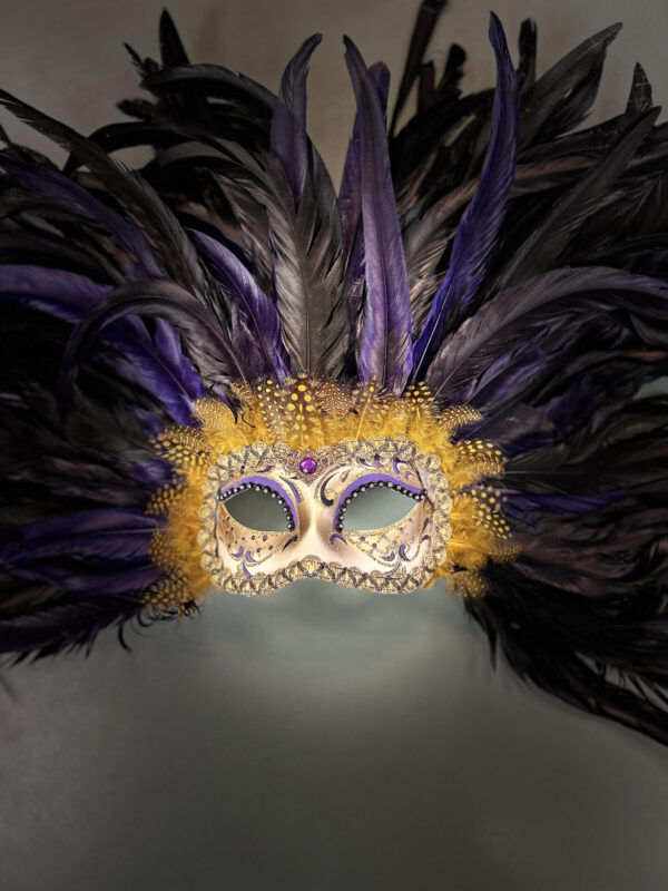 Uhke sulgedega suur mask