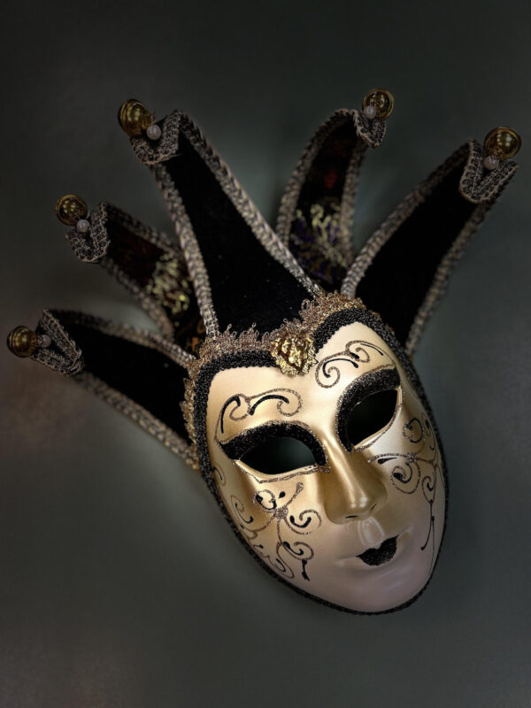 Veneetsia mask kellukestega
